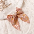 Dettaglio del fermaglio per capelli a farfalla ricamato rosa con motivi floreali - 10,5*12cm / Rosa