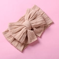 Détail macro de maille torsadée douce et grand nœud sur bandeau rose pour bébé - 15*9cm / Rose Lotus