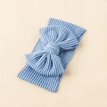 Bandeau bébé bleu clair à rayures côtelées avec un grand nœud souple décoratif - Bleu