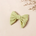 Hellgrüne Haarspange aus Cord mit goldenen Glitzer-Punkten und Schleifen-Design - 8*7cm / Grün