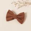 Pince à cheveux nceud marron caramel pour filles avec une texture élégante gaufrée - 8.5x5.5cm / Marron