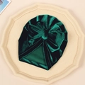 Bonnet turban bébé en velours vert foncé avec grand nœud sur un plateau décoratif - Vert Herbe