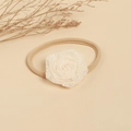 Détail de la rose en dentelle blanche sur un bandeau élastique doux pour bébé - Rose en Dentelle (Grande)