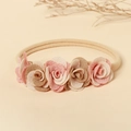 Gros plan du bandeau bébé en nylon doux avec décorations de roses en tissu délicat - Rose Foncé Mélangé