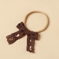Detalle de diadema para bebé con lazo de encaje, diseño de corazón y banda elástica - Marrón Oscuro
