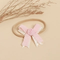 Détail d'un bandeau rose pour bébé à double épaisseur avec petite rose et bords ondulés - Dentelle Rose et Blanche