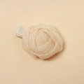 Détail de la pince à cheveux rose en tulle crème faite main avec pétales élégants - Rose en Maille Spirale Crème (2)