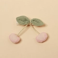 Détail de la barrette cerise en tissu fait main avec feuilles vertes et textures roses - Cerise en Tissu Rose Avec Feuilles Vertes (3)