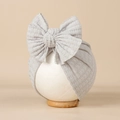 Bonnet bébé gris clair en maille gaufrée avec grand nœud sur support de présentation - Blanc Cassé