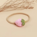 Détail du nœud fraise rose fait main sur un bandeau pour bébé en nylon souple et doux - Fraise
