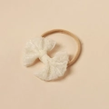 Detailaufnahme des Baby-Spitzenbogen-Stirnbands mit weichem Nylon und gewellter Spitze - Einheitsgröße / Elfenbein