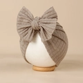 Bonnet pour bébé en maille gaufre avec grand nœud de décoration en couleur beige terre - 20*18cm / Gris