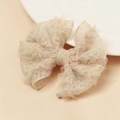 Détail de la pince à cheveux avec nœud en dentelle crème multicouche et tulle délicat - Beige (Couleur 1)