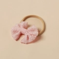 Detailaufnahme der rosa Spitzenschleife und des hochelastischen Nylon-Haarbandes für Babys - Einheitsgröße / Rosa