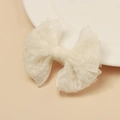 Dettaglio del fermaglio per capelli con fiocco in pizzo bianco e trama in rete fine - Avorio