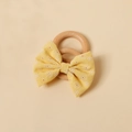 Détail d'un nœud à carreaux jaunes avec broderie florale sur deux anneaux en bois - Jaune