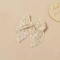 Detalle de la pinza para el pelo con lazo de algodón y estampado floral vintage - Flor Azul