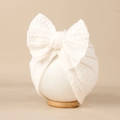 Turbant pour bébé en maille gaufrée blanche avec un grand nœud décoratif sur support - 20*18cm / Blanc