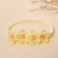 Detailansicht der gelben Spitzenblumen auf einem weichen Nylon-Babystirnband - Gelb