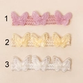 Detailansicht von drei Baby-Spitzenstirnbändern mit bestickten Schmetterlings-Patches in Pastell - Zufällige Farbe