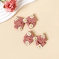 Détail de pinces à cheveux en coton rose avec broderie ajourée et motifs de marguerites - Rose Foncé