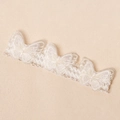 Dettaglio fascia per neonati in pizzo bianco con farfalle 3D e inserti in perle - Bianco