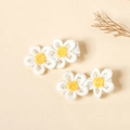 Detailansicht der Gänseblümchen-Haarspangen mit Stickerei-Spitze und gerippten Bändern - Gänseblümchen-Stil (FHML-2319) / Weiß