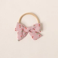 Gros plan du bandeau bébé en nylon avec un nœud aux motifs vichy cerise rose - Rose Violet