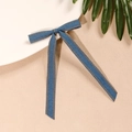 Detalle de un lazo para el pelo en denim azul con costuras naranjas y cintas largas - Azul Denim con Costuras Naranjas