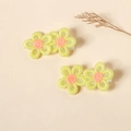Detailansicht von zwei gelben bestickten Blumen-Haarclips auf warmem beigem Hintergrund - Bestickte Blume (FHML-2319) / Gelb