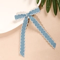 Primer plano de un lazo para el pelo en tela vaquera azul claro con puntilla blanca - Azul Claro con Borde Ondulado Blanco