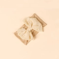 Détail du bandeau bébé avec un grand nœud en mousseline jaune et imprimé marguerites - Khaki