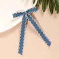 Detalle de lazo para el pelo de mezclilla azul con bordado blanco y colas largas - Azul Medio con Borde Ondulado Blanco