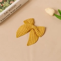Detalle de horquilla de pelo amarilla con lazo de tela gofrada sobre fondo artístico - 6# Amarillo Jengibre