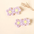 Detailansicht von zwei handgemachten floralen Haarspangen mit weichem Stoffbezug - Bestickte Blume (FHML-2319) / Lila