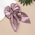 Détail du nœud de cheveux en satin lavande avec strass et de longs rubans - Violet