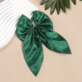 Détail d'un nœud papillon en satin vert foncé avec strass et rubans à longues queues - Vert Foncé
