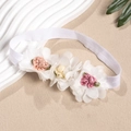 Detailaufnahme des handgefertigten Tüllblumen-Stirnbands mit bunten Rosen für Mädchen - Weiß