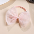 Détail de bandeau bébé avec nœud en tulle rose, perles et élastique souple et doux - Rose Clair