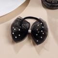 Dettaglio dell'elastico per capelli con fiocco in rete nera e perle finte eleganti - Nero