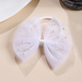 Détail d'un nœud à cheveux en tulle blanc avec perles et bande élastique pour enfant - Blanc