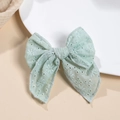Dettaglio fiocco per capelli in cotone verde menta con ricamo floreale traforato - Ciano