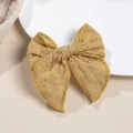 Dettaglio del fiocco ricamato giallo senape con bordi in pizzo all'uncinetto - Giallo Zenzero