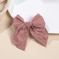 Détail du nœud papillon rose poudré avec broderie florale et finitions ajourées - Rose Foncé