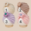 Vue détaillée de quatre turbans pour bébé en tricot côtelé avec fleurs 3D pastel - Taille Unique (<45cm) / Couleur Aléatoire