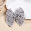 Détail d'un nœud en coton gris-mauve avec une texture de broderie florale évidée - Gris