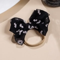 Detailansicht der schwarzen Netzhandschleife mit Gänseblümchen-Stickerei und Gummiband - Schwarz
