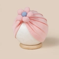 Detalle del gorro de turbante rosa para bebé con flor 3D y textura elástica suave - Talla Única (<45cm) / Rosa