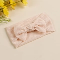 Gros plan détaillé du bandeau pour bébé en dentelle rose avec grand nœud en maille filet - Rose Clair