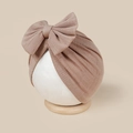 Detailaufnahme der Baby Turban Mütze mit großer Schleife in Altrosa Rippstrick - Khaki